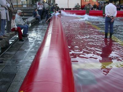 [la barriera antiinondazione noaq utilizzata dai vigili del fuoco vvff]